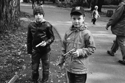 Guys_with_gun.jpg
