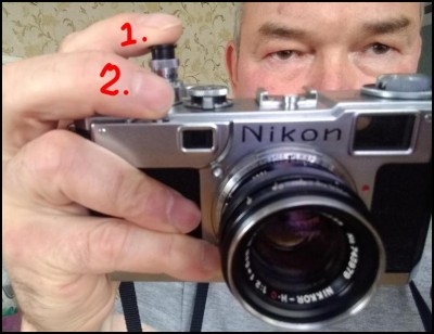 Пальцы на кнопке мягкого спуска AR-1.jpg